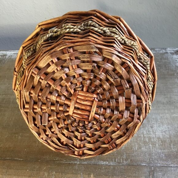 Medium brown round basket with handle rope design farmers market egg collecting - Picture 6 of 6